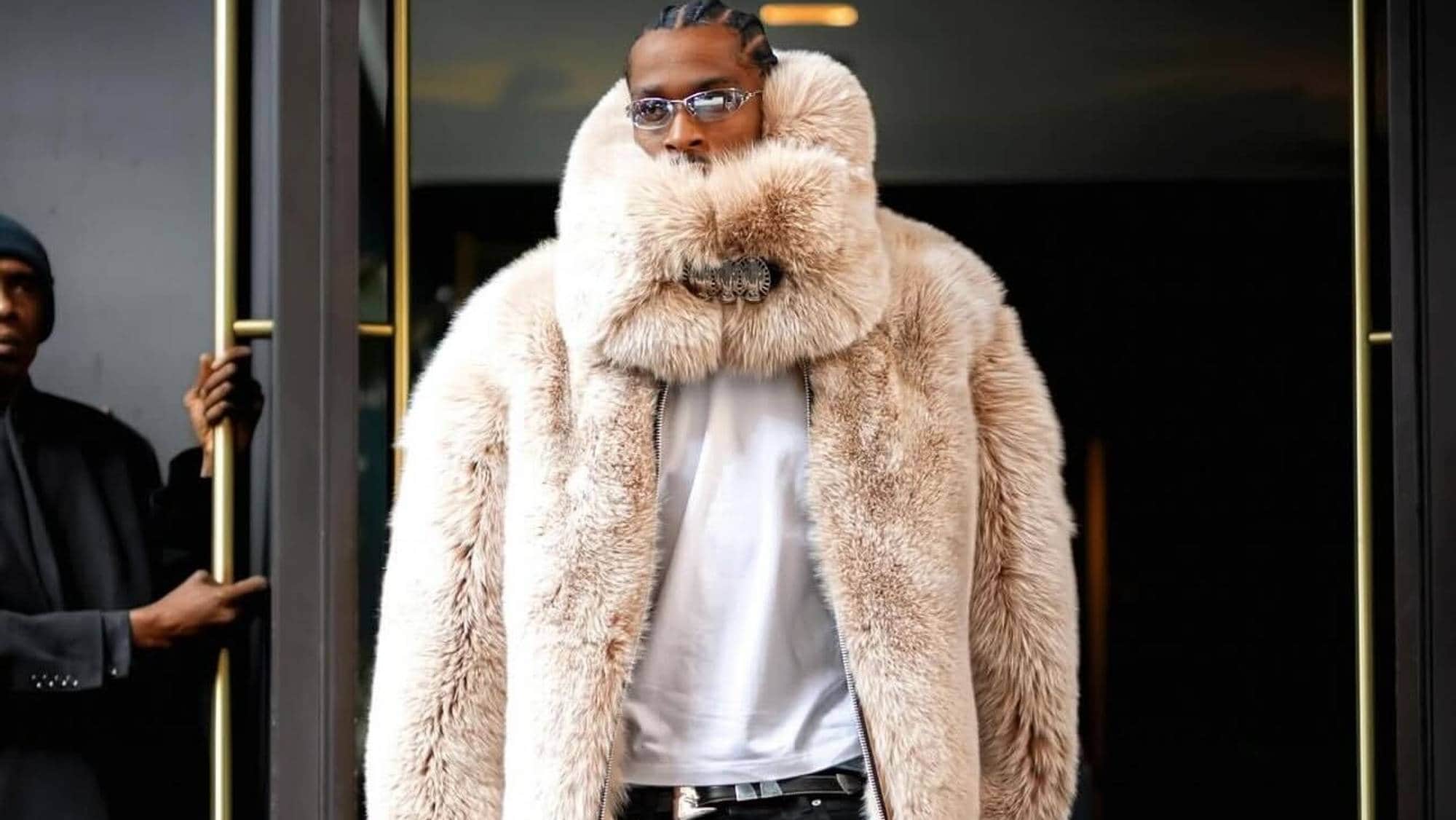 mann med pelsjakke og solbriller