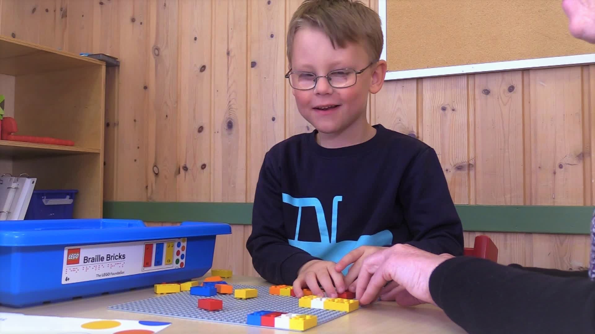 Svaksynte Noah (5) tester verdensnyhet fra Lego