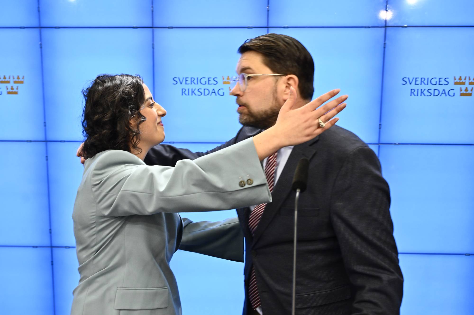 Liberalernas partileder Simona Mohamsson og Sverigedemokraternas Jimmie Åkesson under pressekonferansen for en drøy uke siden. 