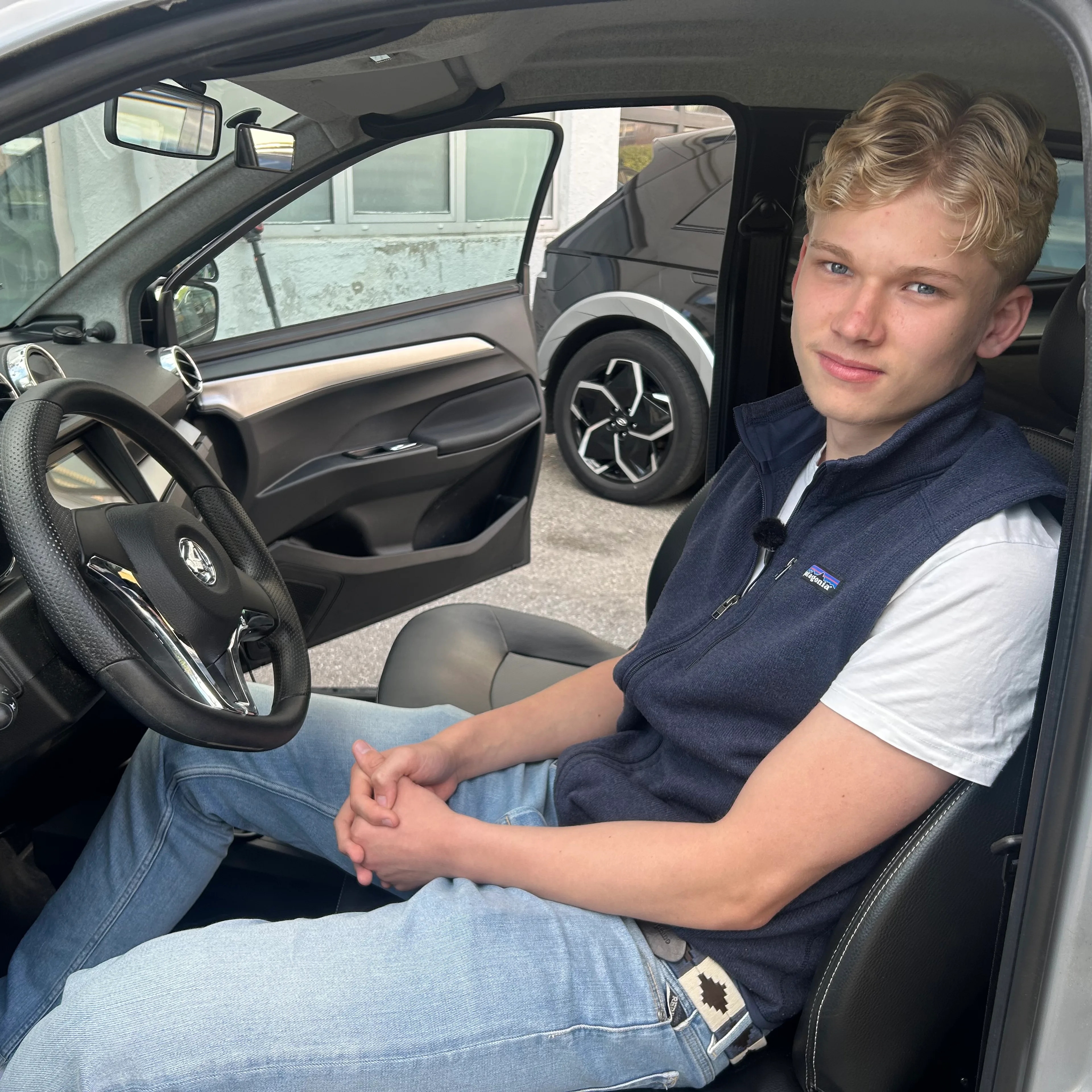 Linus Severin Sandnes Larsen (15) er veldig klar for å få mopedbillappen, og er på sin siste øvelseskjøringstime.