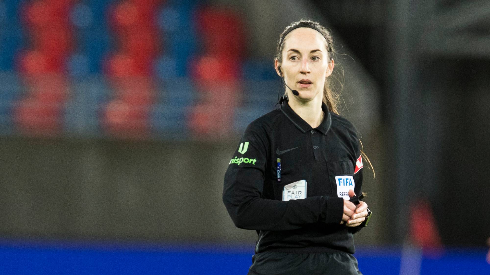 Oslo 20201101. 
Dommer Henrikke Holm Nervik som representerer klubben Trygg/Lade under Toppserie kampen fotball for kvinner, Vålerenga mot LSK Kvinner på Intility Arena i Oslo. Vålerenga vant kampen 4-2.
Foto: Erik Johansen / NTB