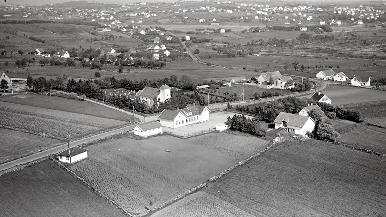 Gamle Revheim skole. Tatt av Widerøe Flyselskap i 1954.