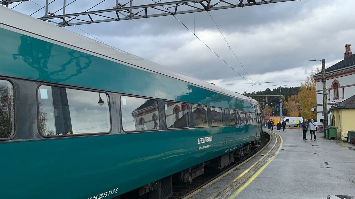 Bergensbana har stått i over to timar på Hønefoss stasjon