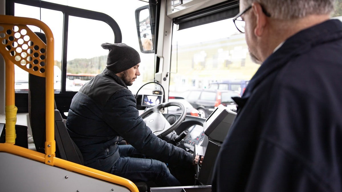 Ahmad (29) lærer å køyre buss medan han lærer norsk