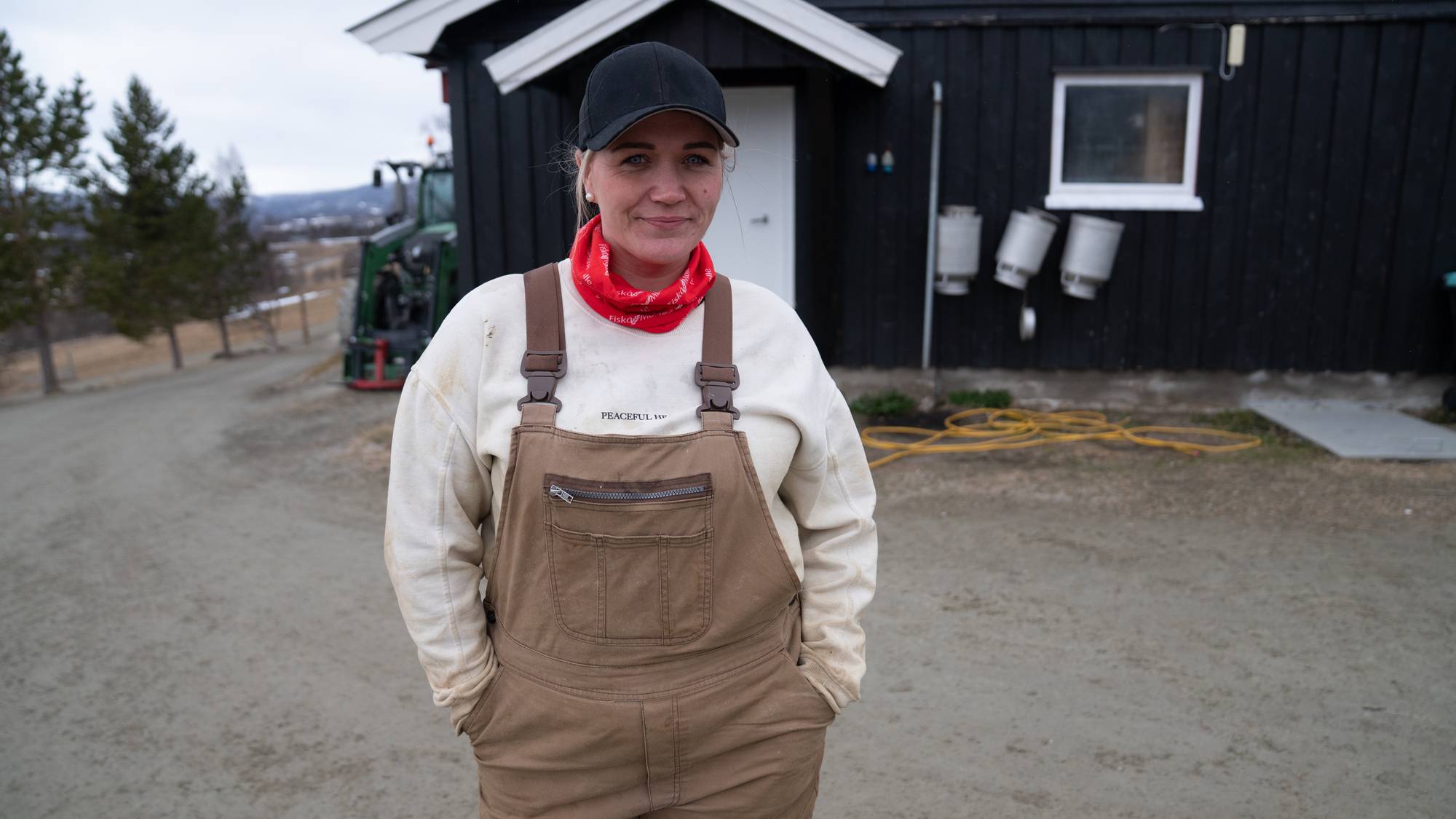 Helene Marie Grov framfor fjøsdøra i Dalsbygda.