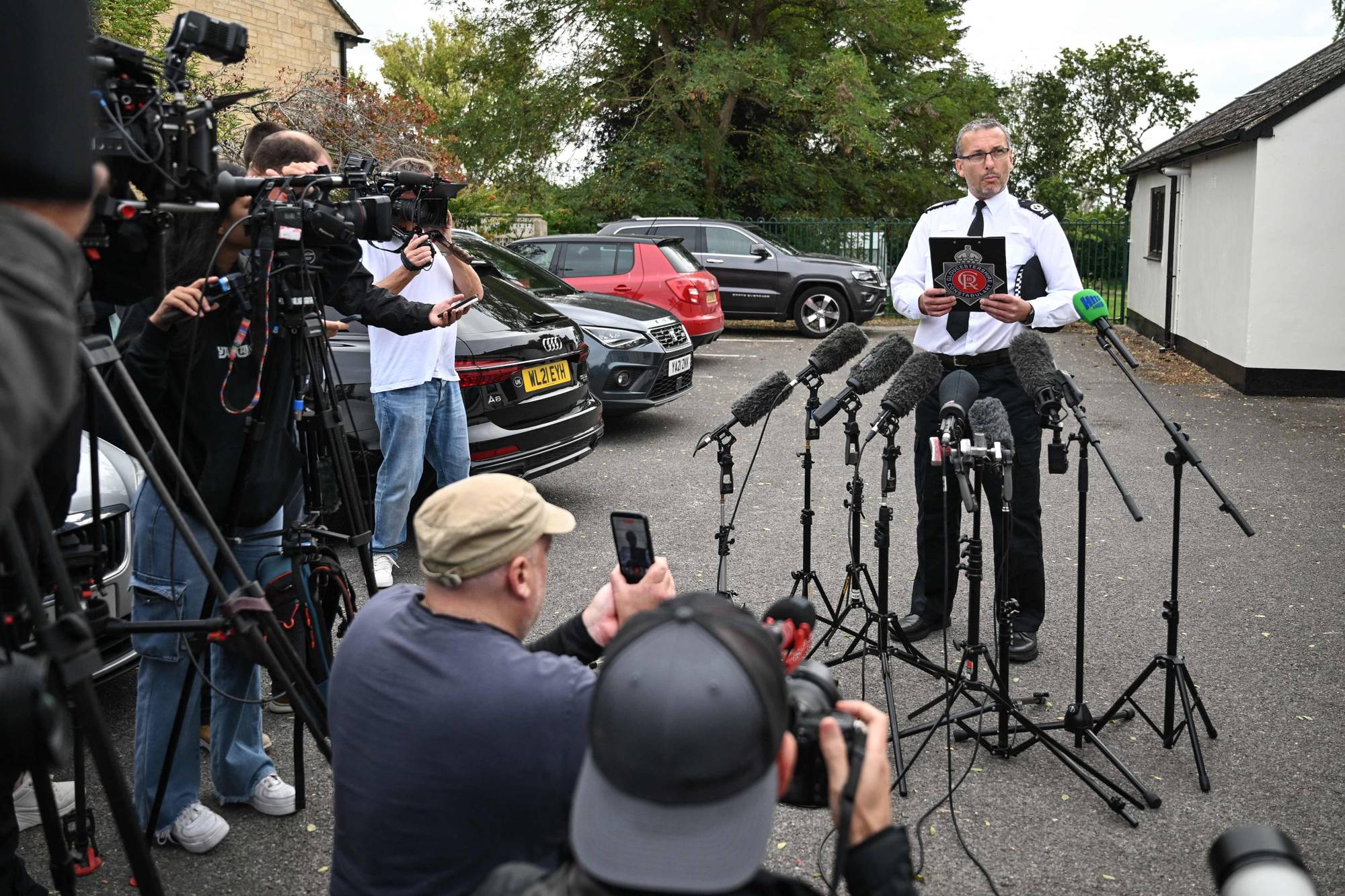 En uniformert mann snakker til oppmøtt presse.