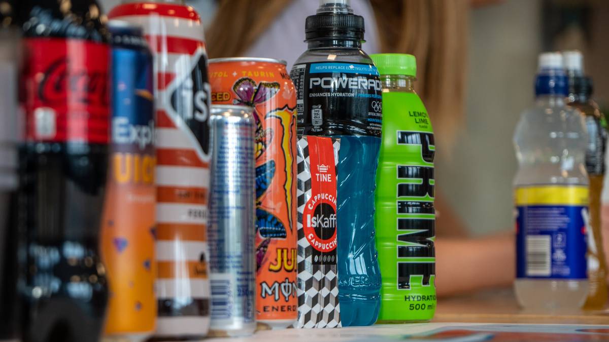 Energidrikk inneholder egentlig mindre koffein enn kaffe. Hvorfor er reglene forskjellige?