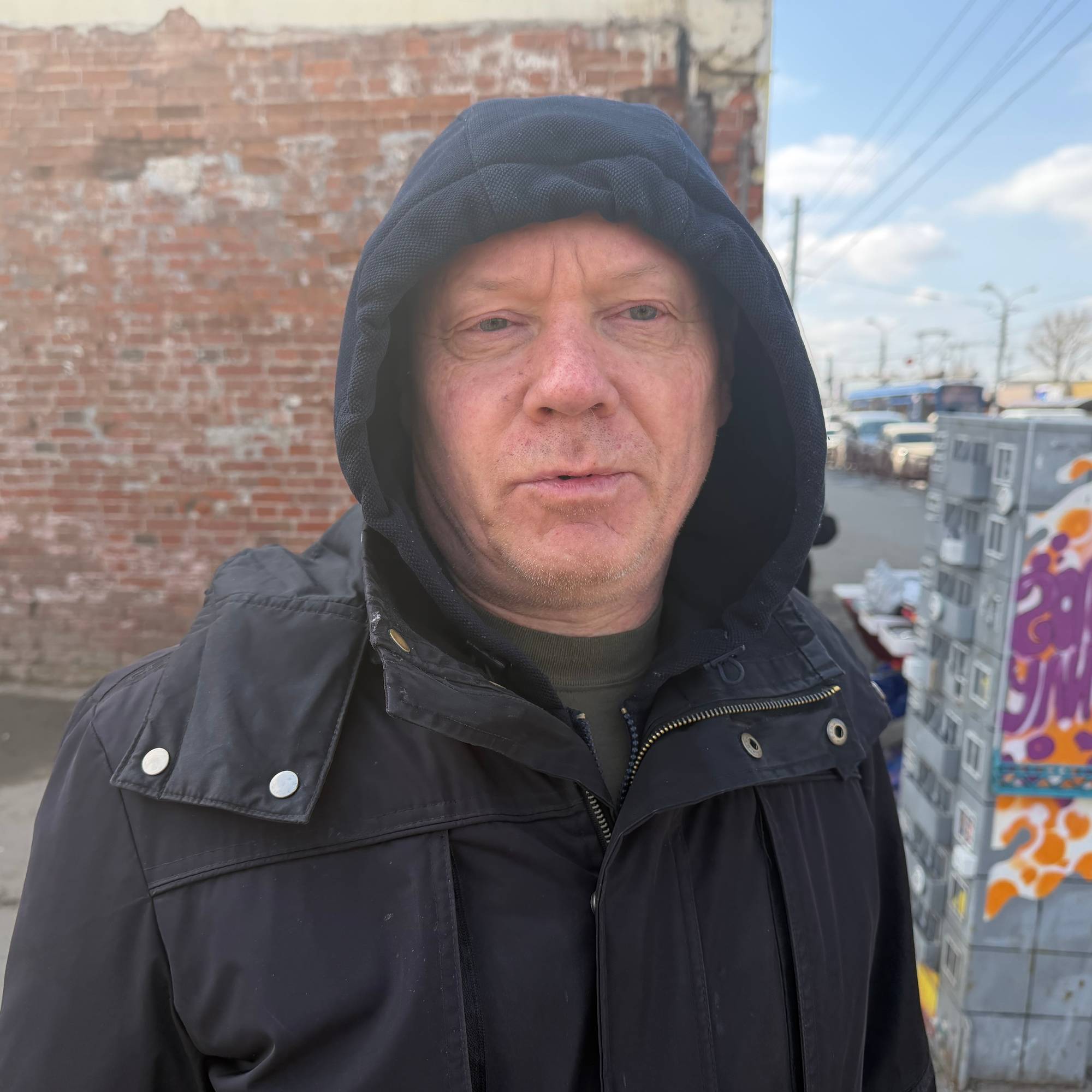 en person med hettegenser (Bildebeskrivelsen er laget av en KI-tjeneste)