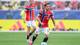 Fredrik Varfjell / NTB Norsk fotballspiller i landslagsdrakt med ballen på gressbanen. En annen spiller står i bakgrunnen. (Bildebeskrivelsen er laget av en KI-tjeneste)