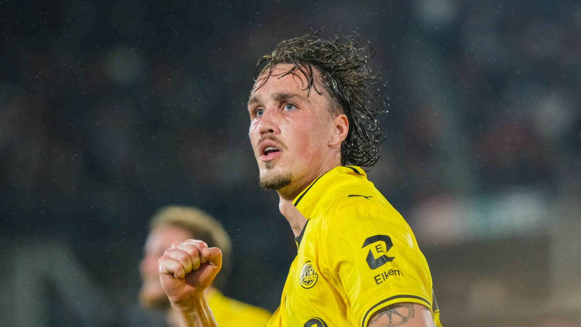 Fotballspiller jubler etter scoring
