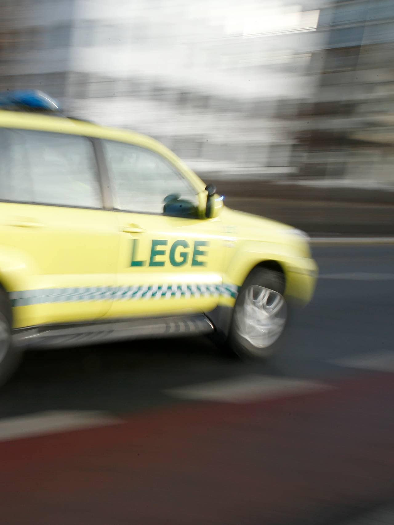En legebil/ambulanse kjører utrykning i Bjørvika.
Foto: Terje Pedersen / NTB