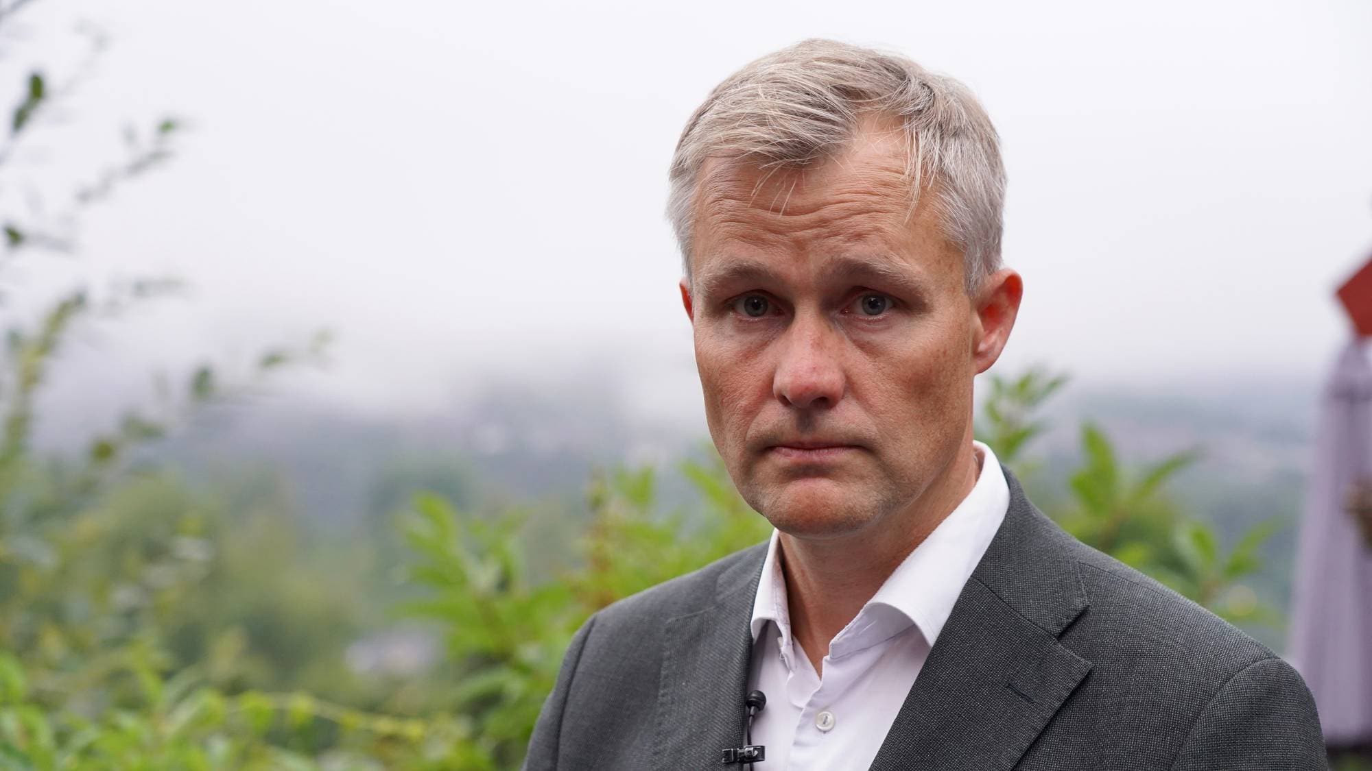 Geir Pollestad fotografert i dress og ser alvorlig ut. Bakgrunnen er uklar. 