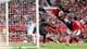 Foto: Scott Heppell / REUTERS,NTB Erling Haaland skyter mot mål i en fotballkamp mot Manchester United foran fullsatte tribuner. (Bildebeskrivelsen er laget av en KI-tjeneste)