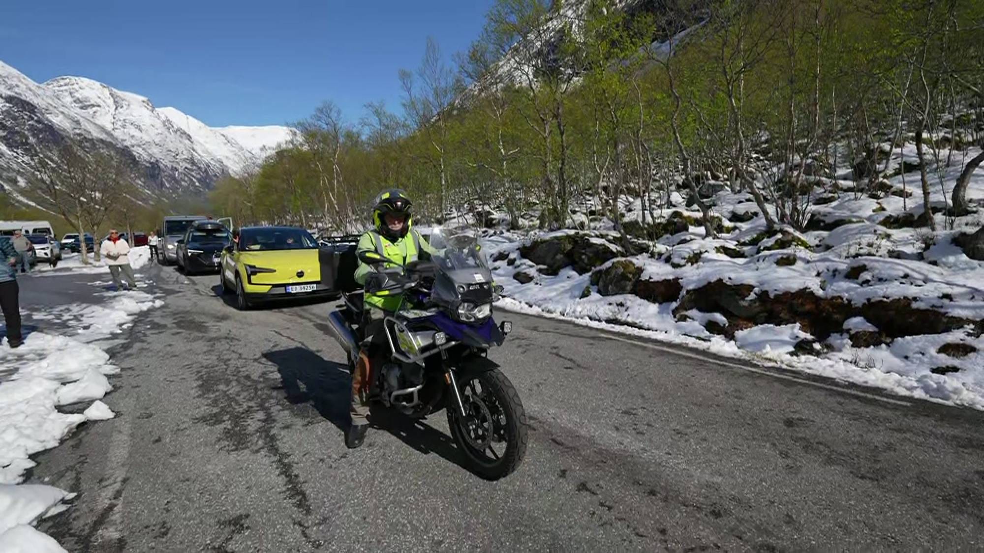 Under opninga av Trollstigen var det ein kø av motorsyklar og bilar som venta på at bommen blei fjerna.