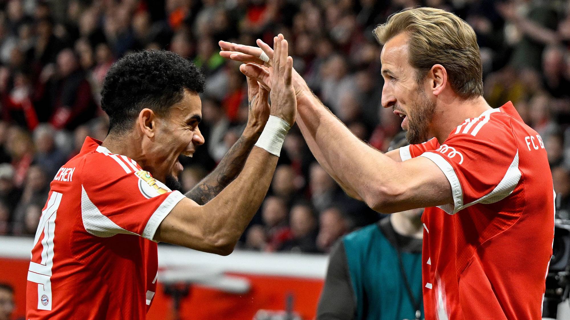 Harry Kane feirer et mål sammen med Luis Diaz
