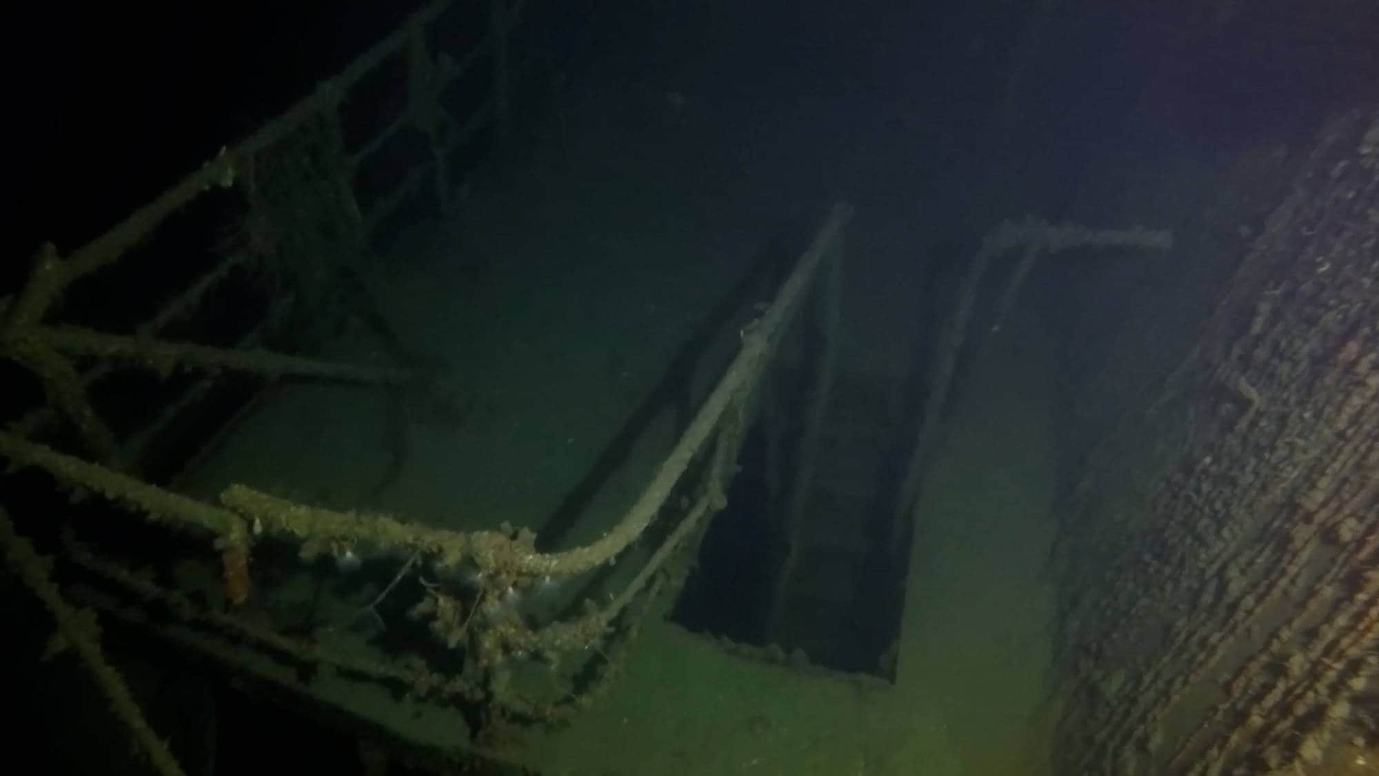 Undervannsbilder fra gammelt skipsvrak