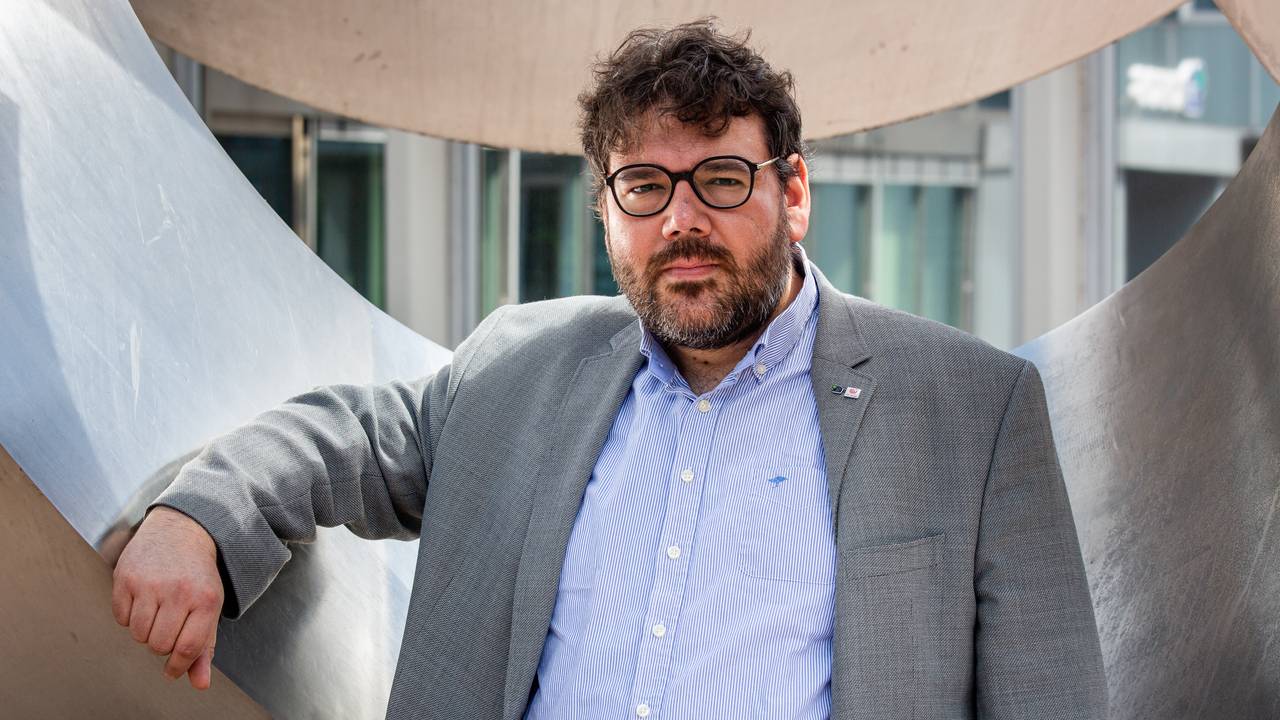 Daniel Walter, hovedtillitsvalgt og leder for HK-klubben i Obos, står utenfor Obos-kontoret på Hammersborg torg
i Oslo. Foto: Hallgeir Aunan / NRK