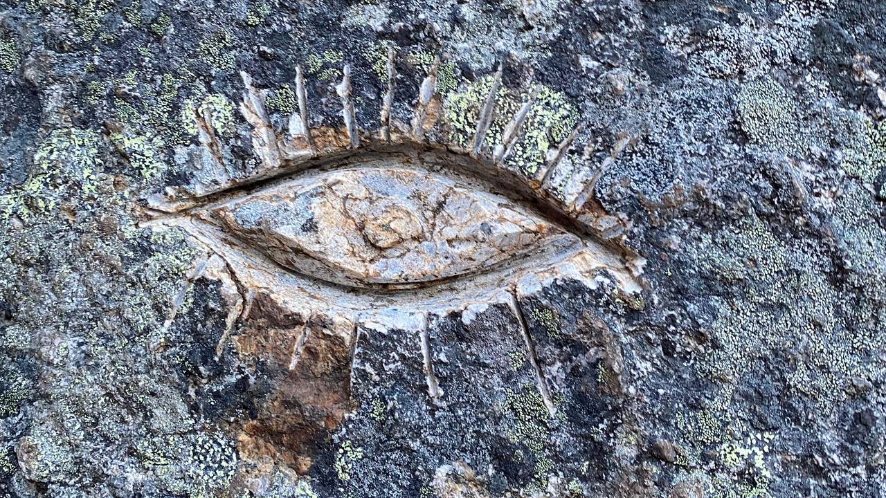 På fjellet Skottinden har gjerningspersonen, som Holdal antar er den samme, risset inn et øye som måler opp under 20 centimeter i lengde.