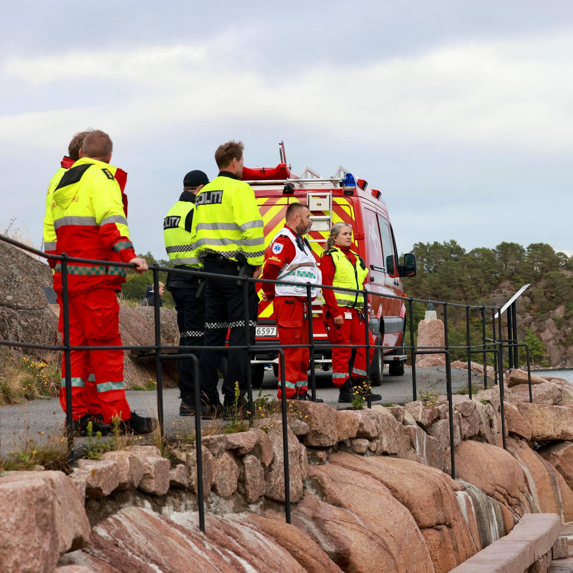 Nødetatene på plass ved Fevik utenfor Grimstad.