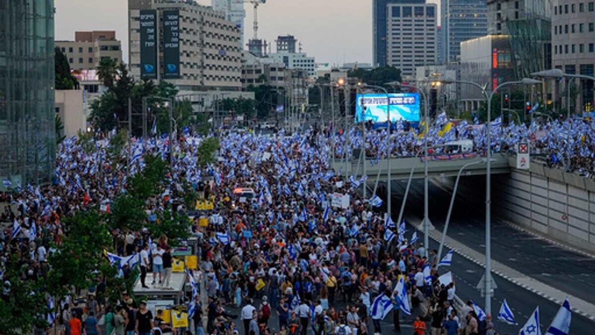 Tusenvis av motdemonstranter viser støtte til Netanyahus rettsreform
