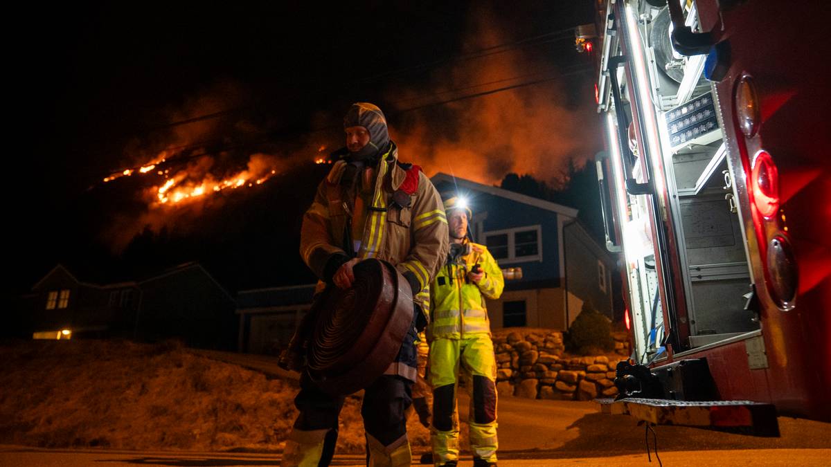 Framleis ikkje kontroll på terrengbrannen i Ålesund – to brannhelikopter står klar