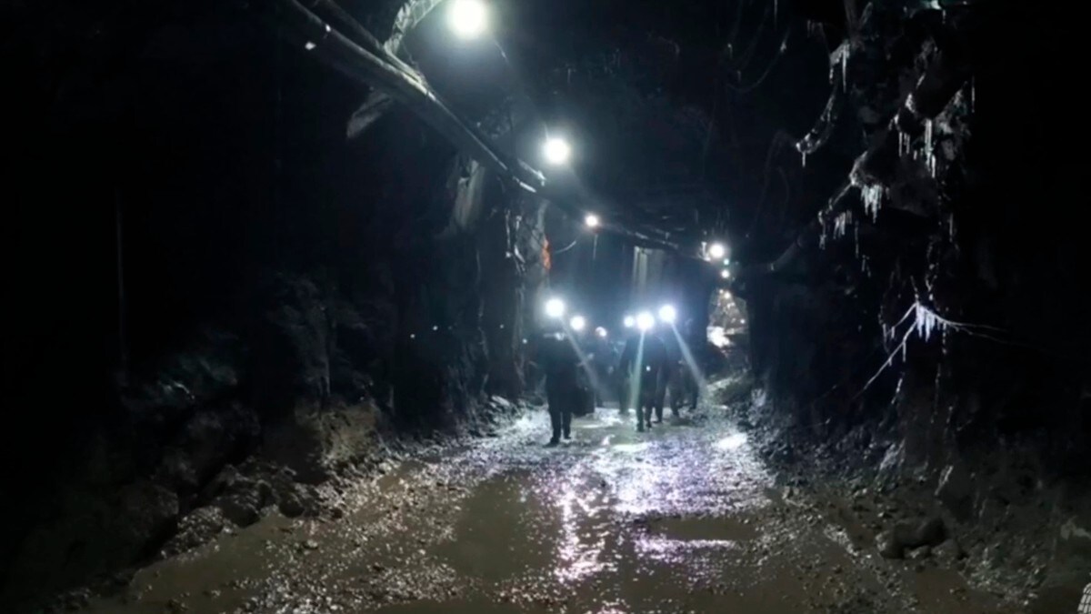 Gruve med fangede gruvearbeidere nesten oversvømt
