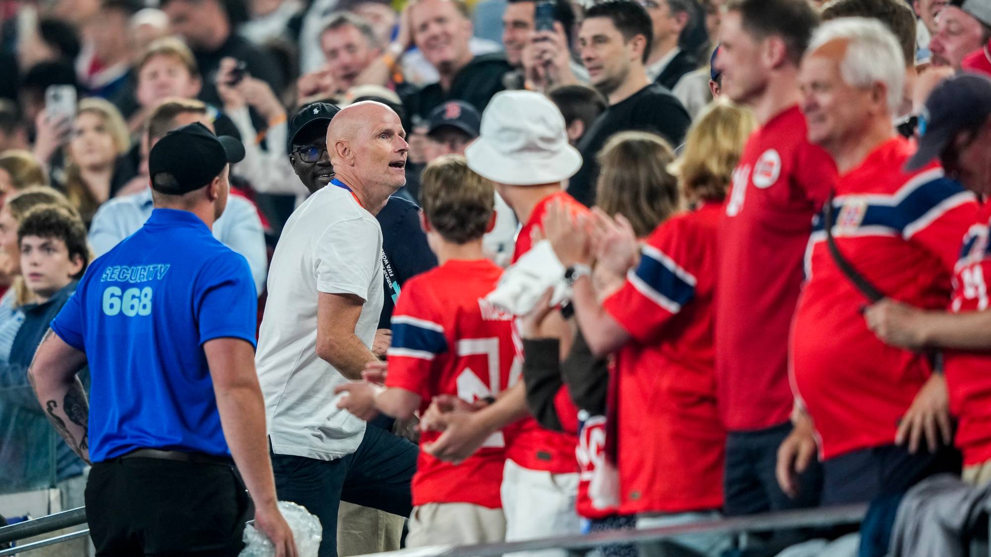 Ståle Solbakken på tribunen