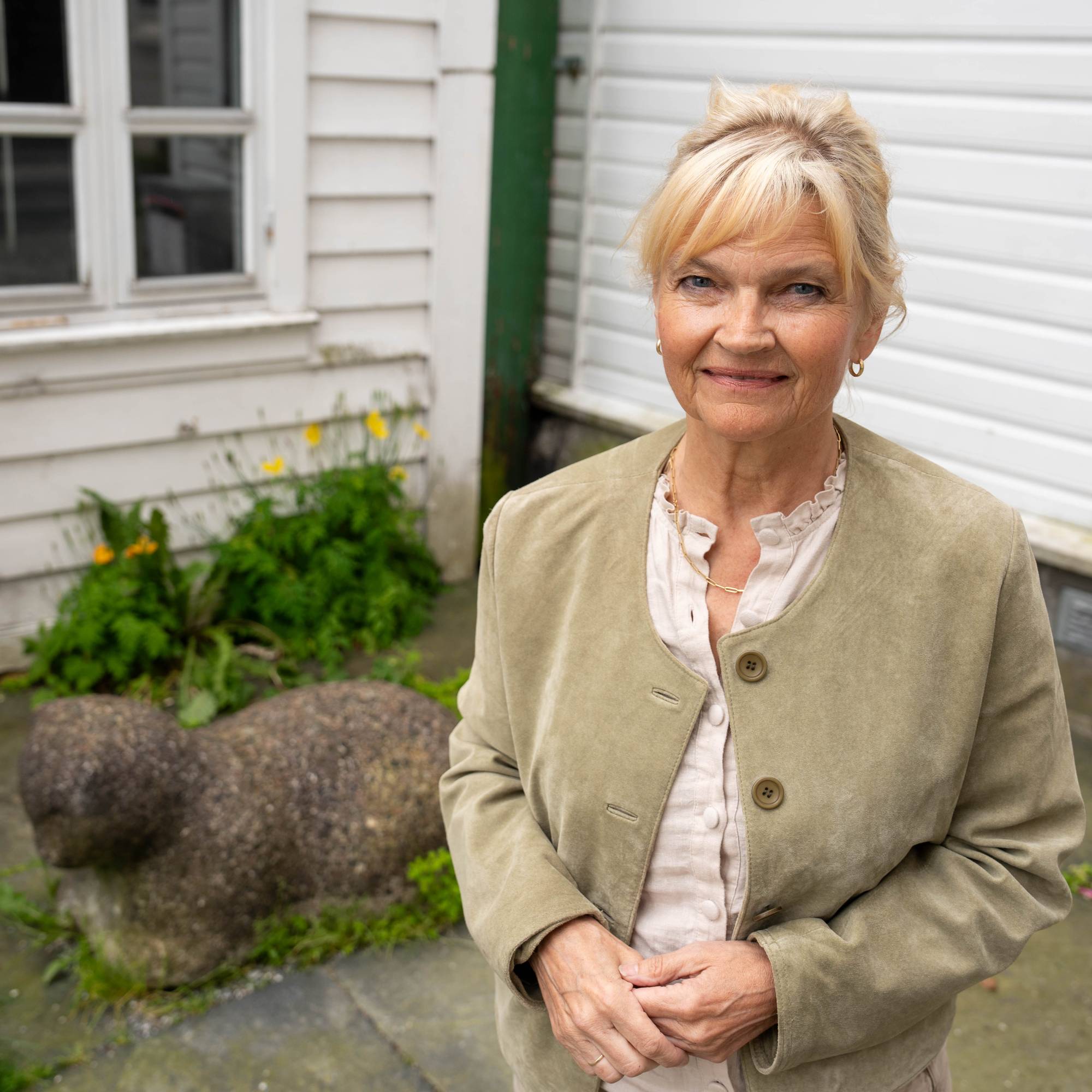 Ein katt av grå stein. Katten har runde former og ein kan ikkje sjå tydelege detaljar som snute og auge så godt