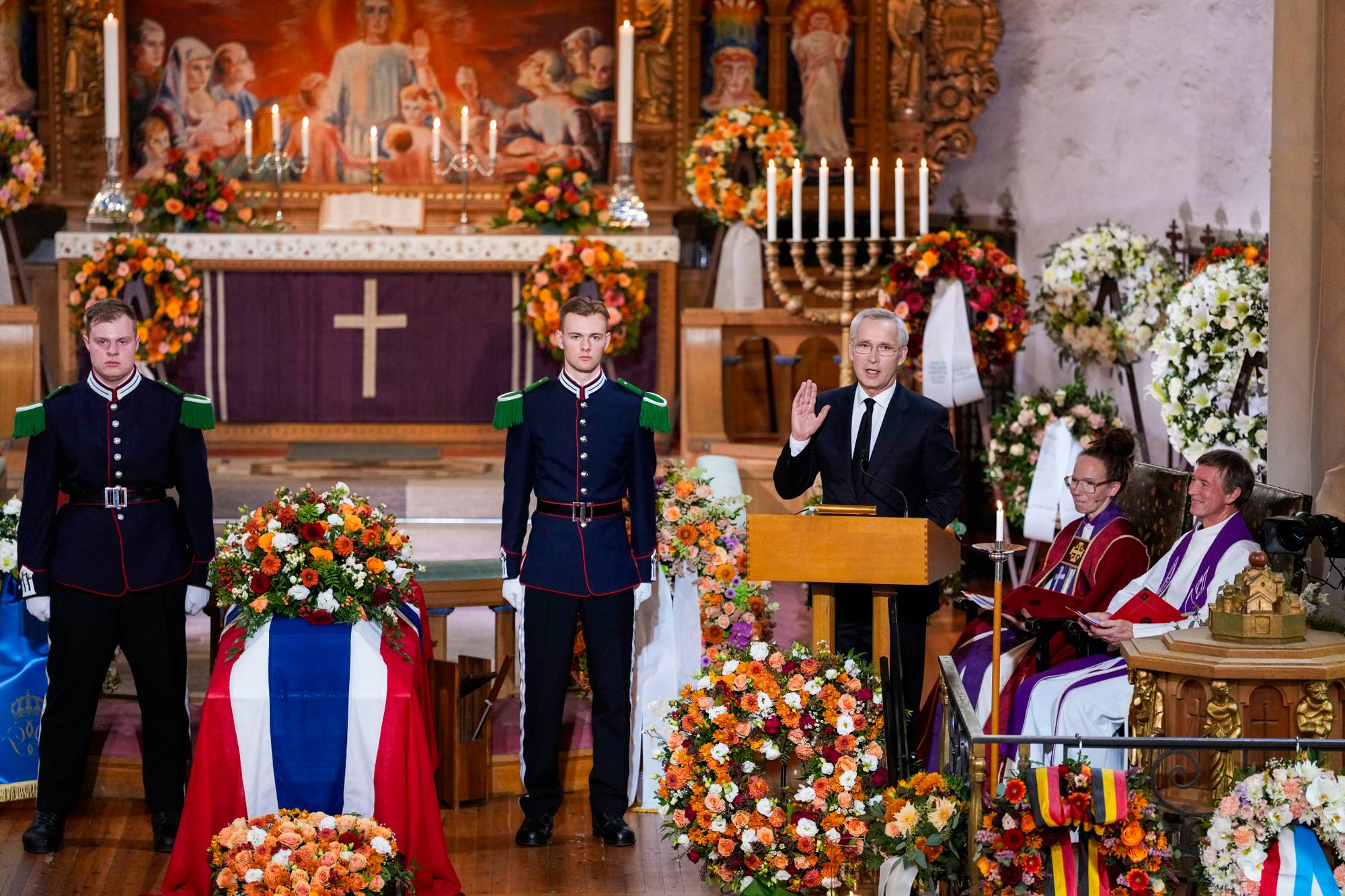 Jens Stoltenberg holder tale i gravferden til prinsesse Astrid