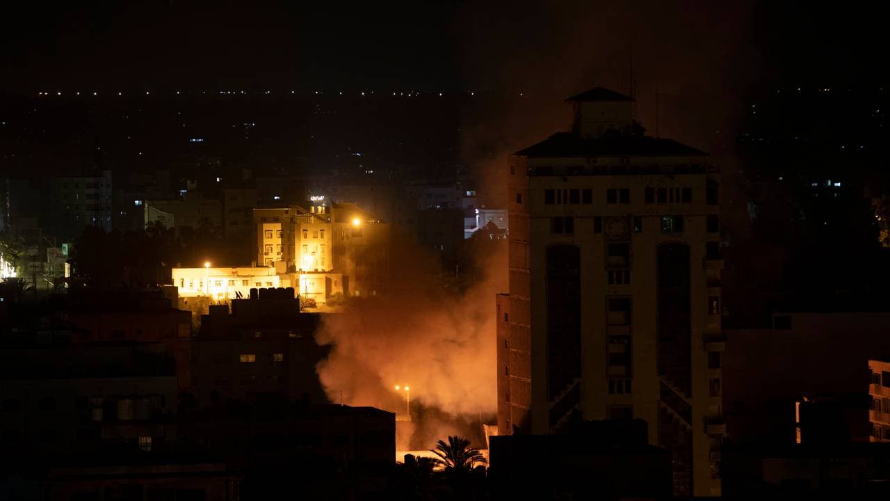 Røyk stiger opp etter at en bombe har truffet mål i Gaza by under bombingen natt til fredag 14. mai.