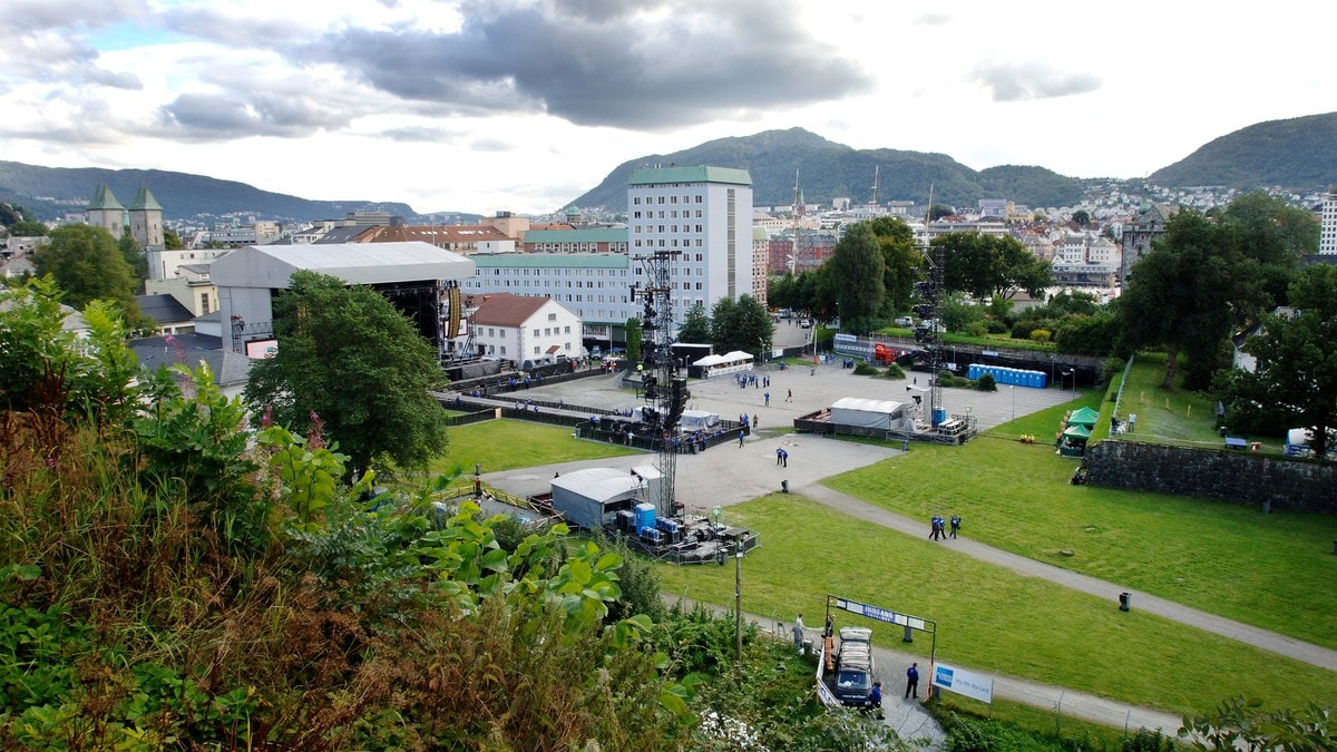 BERGEN 20060901: Konsertarenaen Koengen midt i Bergen der 20.000 tilhengere samlet seg for å høre Rolling Stones spille. Koengen er omkranset av blant annet Bergenhus festning og Mariakirken i bakgrunnen. Scenen er 55 meter bred og 22 meter høy. Foto: Marit Hommedal / SCANPIX FOTO: SCANPIX BERGEN 20060901: Konsertarenaen Koengen midt i Bergen der 20.000 tilhengere samlet seg for å høre Rolling Stones spille. Koengen er omkranset av blant annet Bergenhus festning og Mariakirken i bakgrunnen. Scenen er 55 meter bred og 22 meter høy. Foto: Marit Hommedal / SCANPIX FOTO: SCANPIX