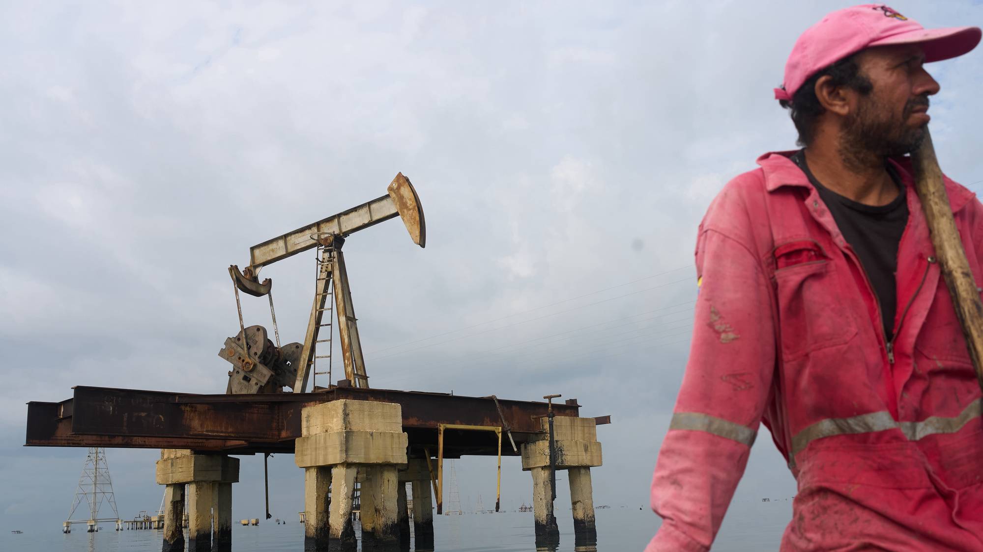 Til tross for at Venezuela har verdens største oljereserver, har produksjonen falt kraftig siden produksjonen har falt kraftig fra toppen på over 3 millioner fat daglig mot slutten av 1990-tallet. Korrupsjon, manglende investeringer og amerikanske sanksjoner har bidratt til nedgangen. En fisker foran nedlagt oljepumpe i Maracaibo-sjøen i Cabimas i Venezuela. 