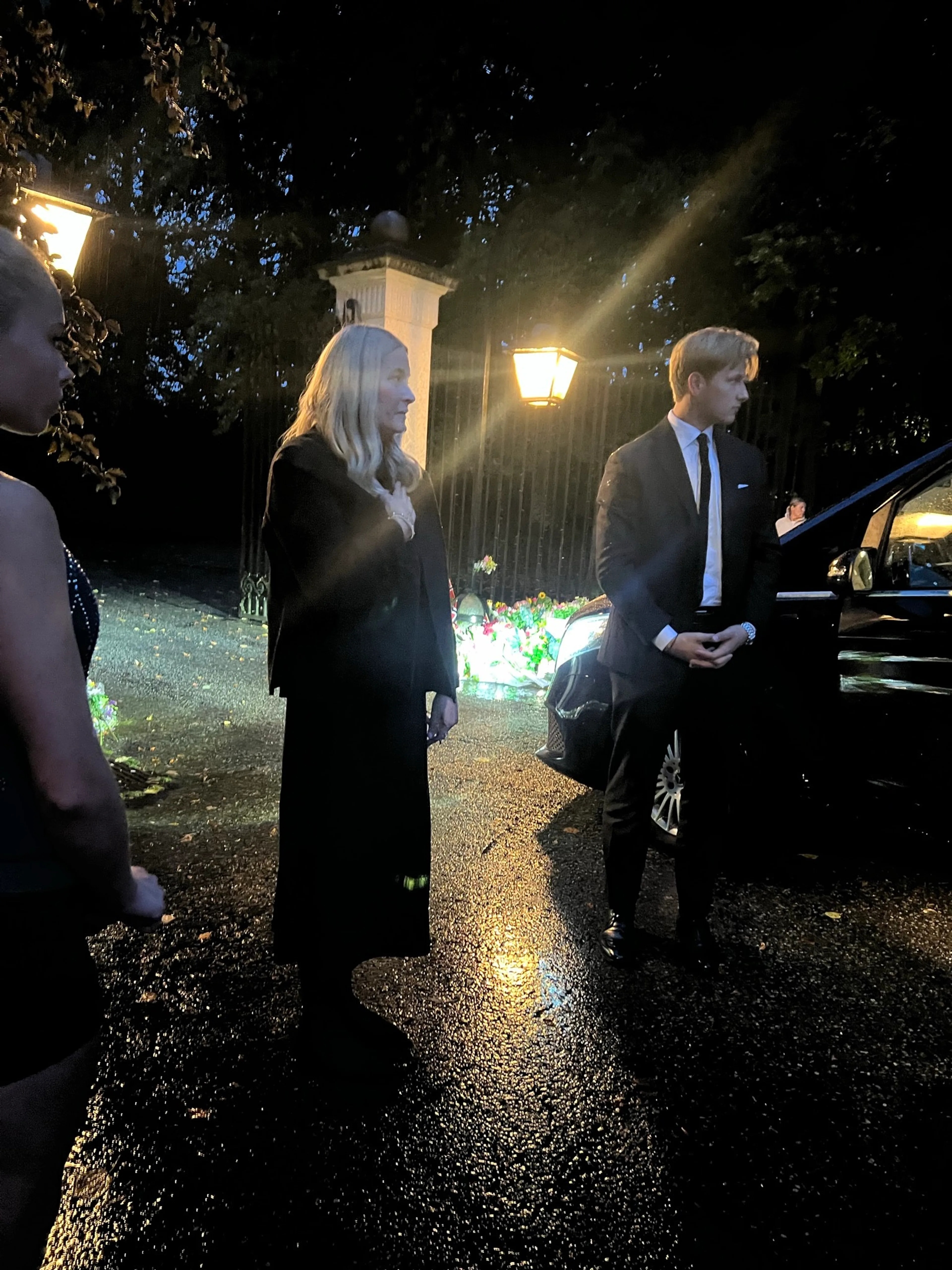 Dronning Mette-Marit og prins Sverre Magnus står utenfor portene til Skaugum.