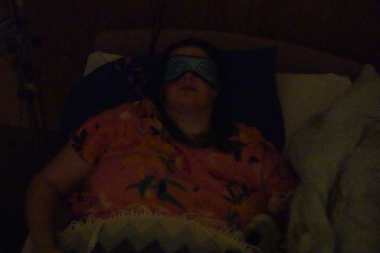 ME-syke Aurora ligger i sengen sin på sykehjemmet. Rommet er mørkt. Hun har bind foran øynene.