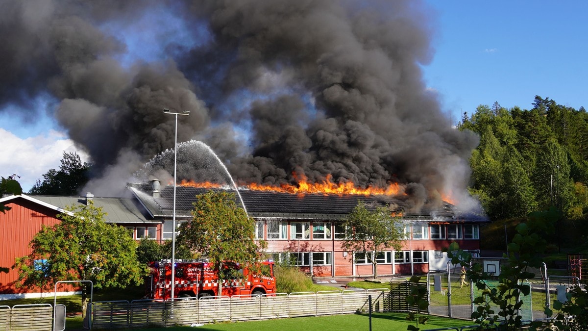 Kraftig brann i barneskole i Porsgrunn