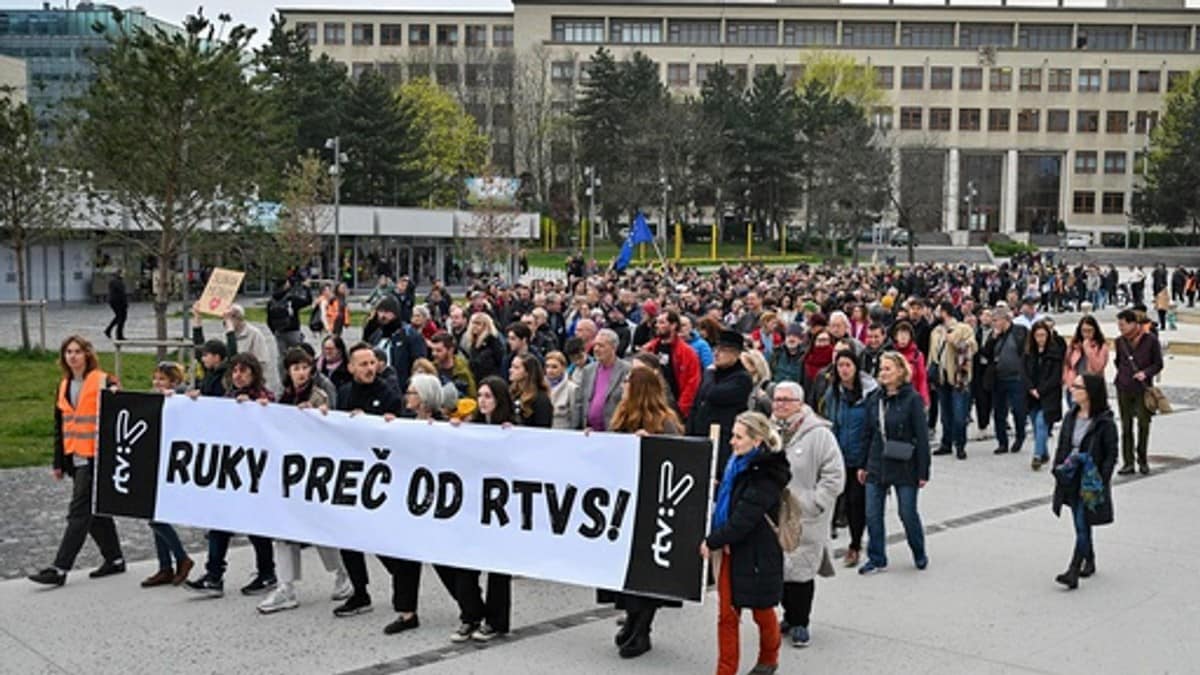 Demonstranter slår ring rundt Slovakias rikskringkaster