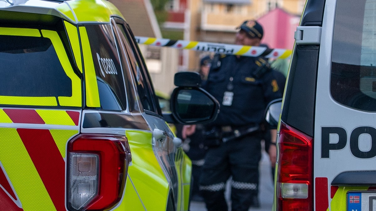 Voldshendelsen i Fredrikstad: Tre personer siktet for grov kroppsskade Tre personer er nå siktet for grov kroppsskade etter en voldshendelse i Fredrikstad fredag kveld, opplyser politiet.
Ifølge innsatslederen var tre personer involvert i hendelsen. To av dem ble fraktet til sykehus, den tredje ble tatt med til avhør av politiet.
Lørdag opplyser jourhavende politiadvokat Fredrik Liland til TV 2 at alle de tre involverte nå har status som siktet.