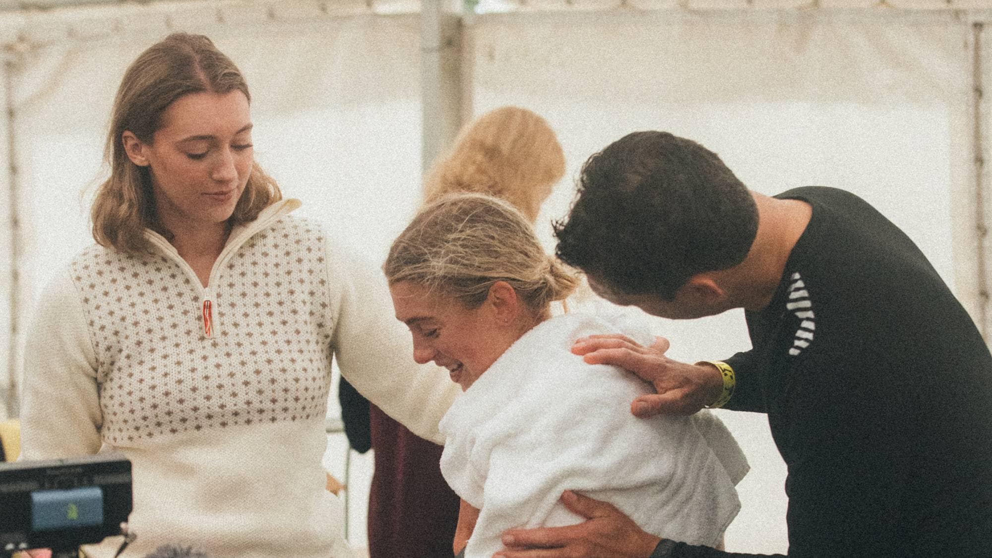 Ronja sitter tullet inn i et håndkle, og blir passet på. 