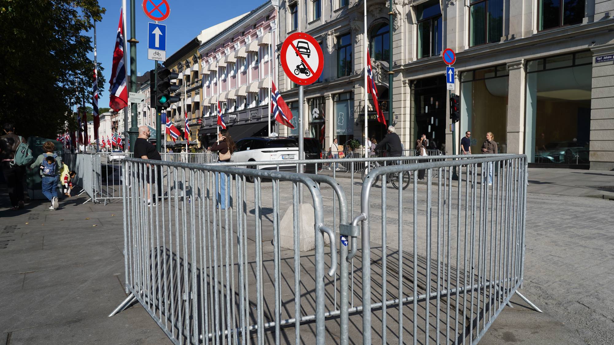 Bildet viser en gate med gjerder.