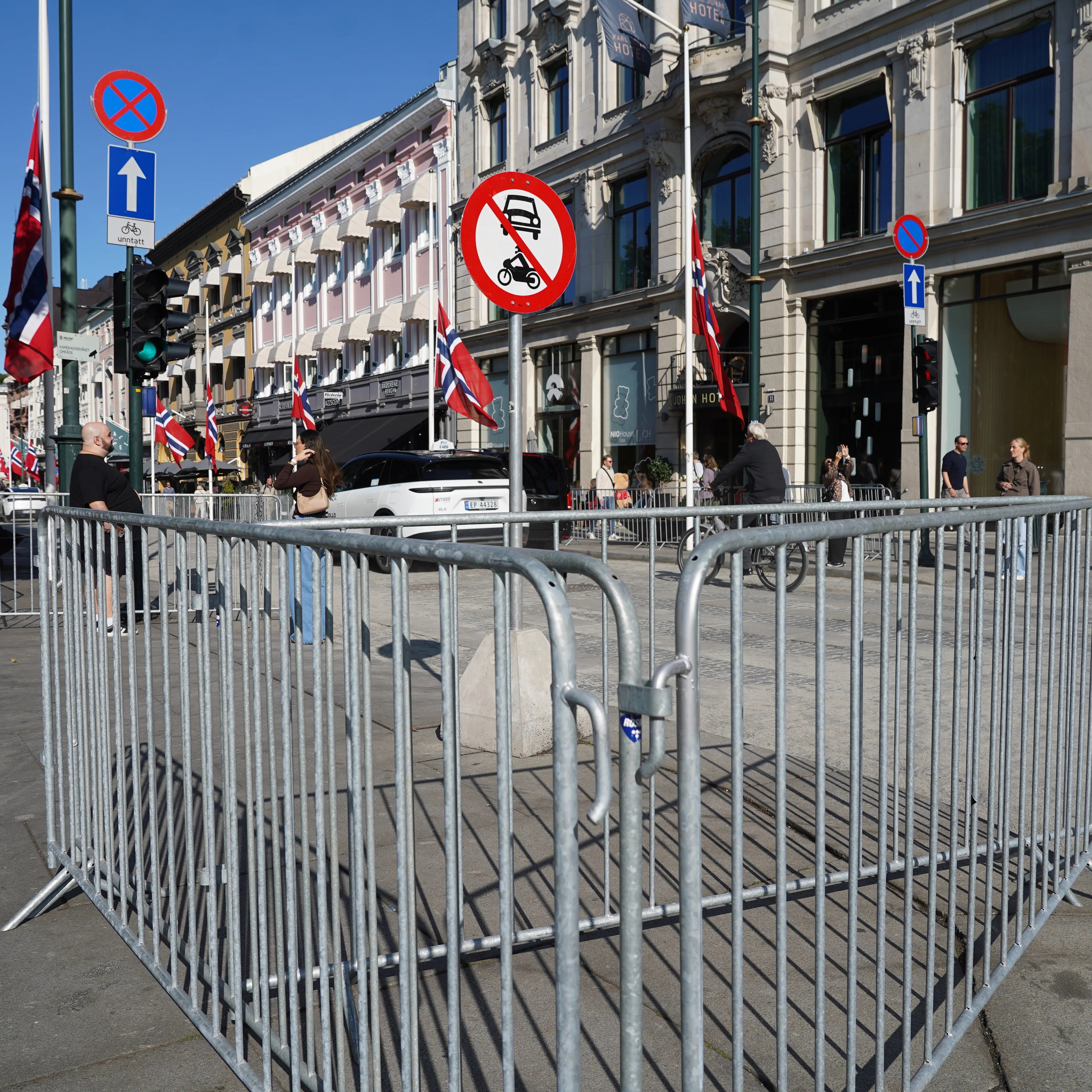Gjerder for å sperre Karl Johans gate er kommet på plass