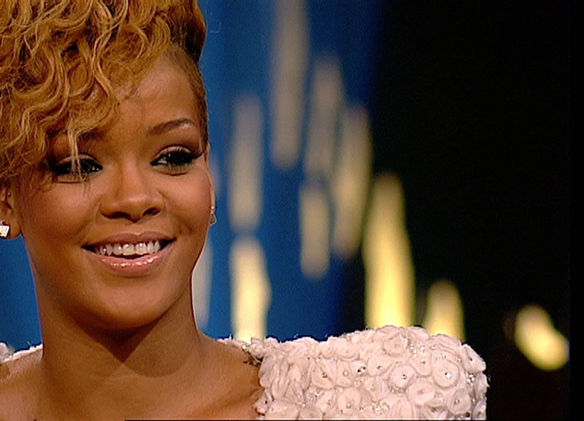 Rihanna - Russian Roulette (Live SKaVLaN 2010) 