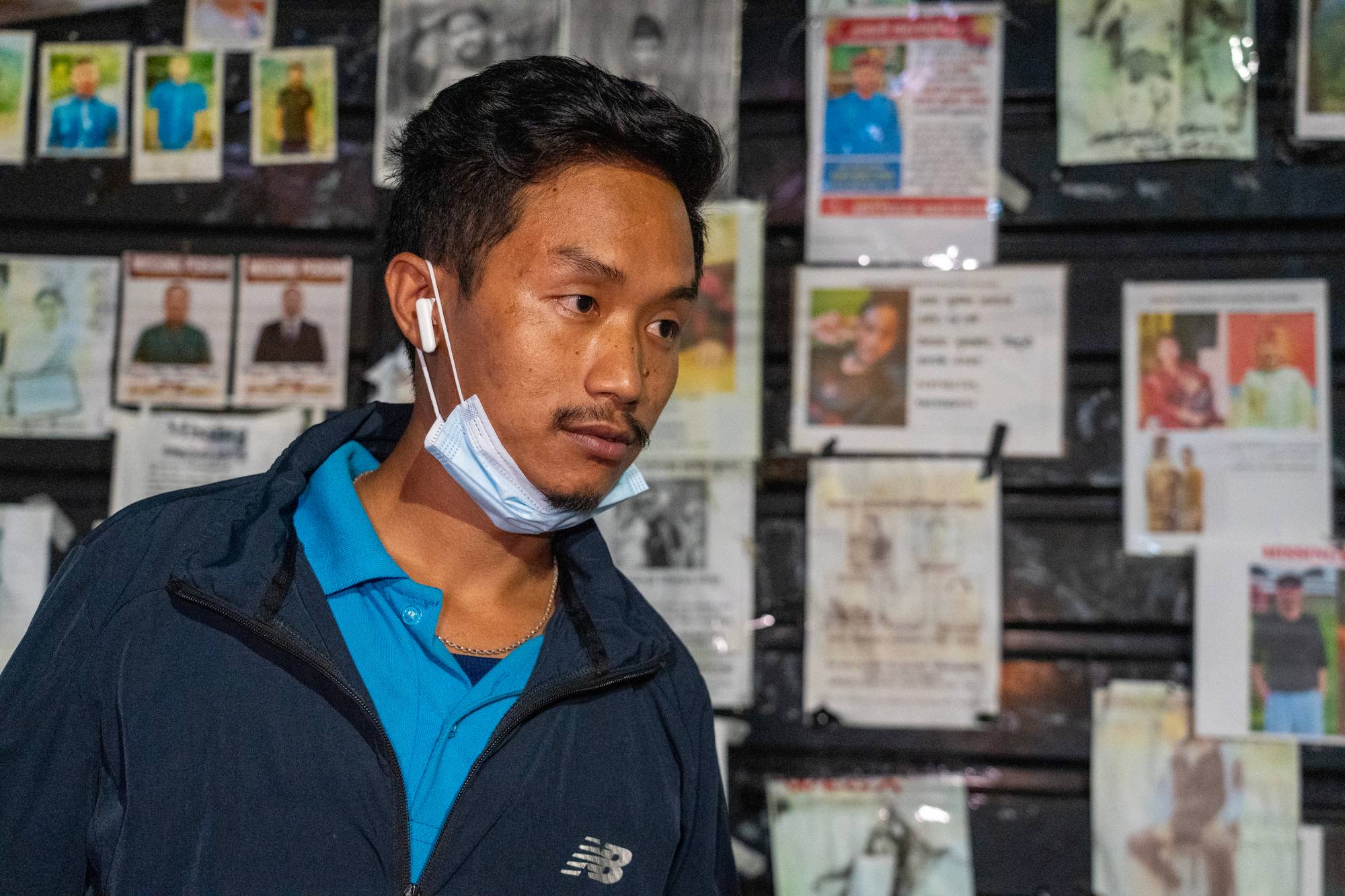 Folk foran savnede-plakater i Katmandu