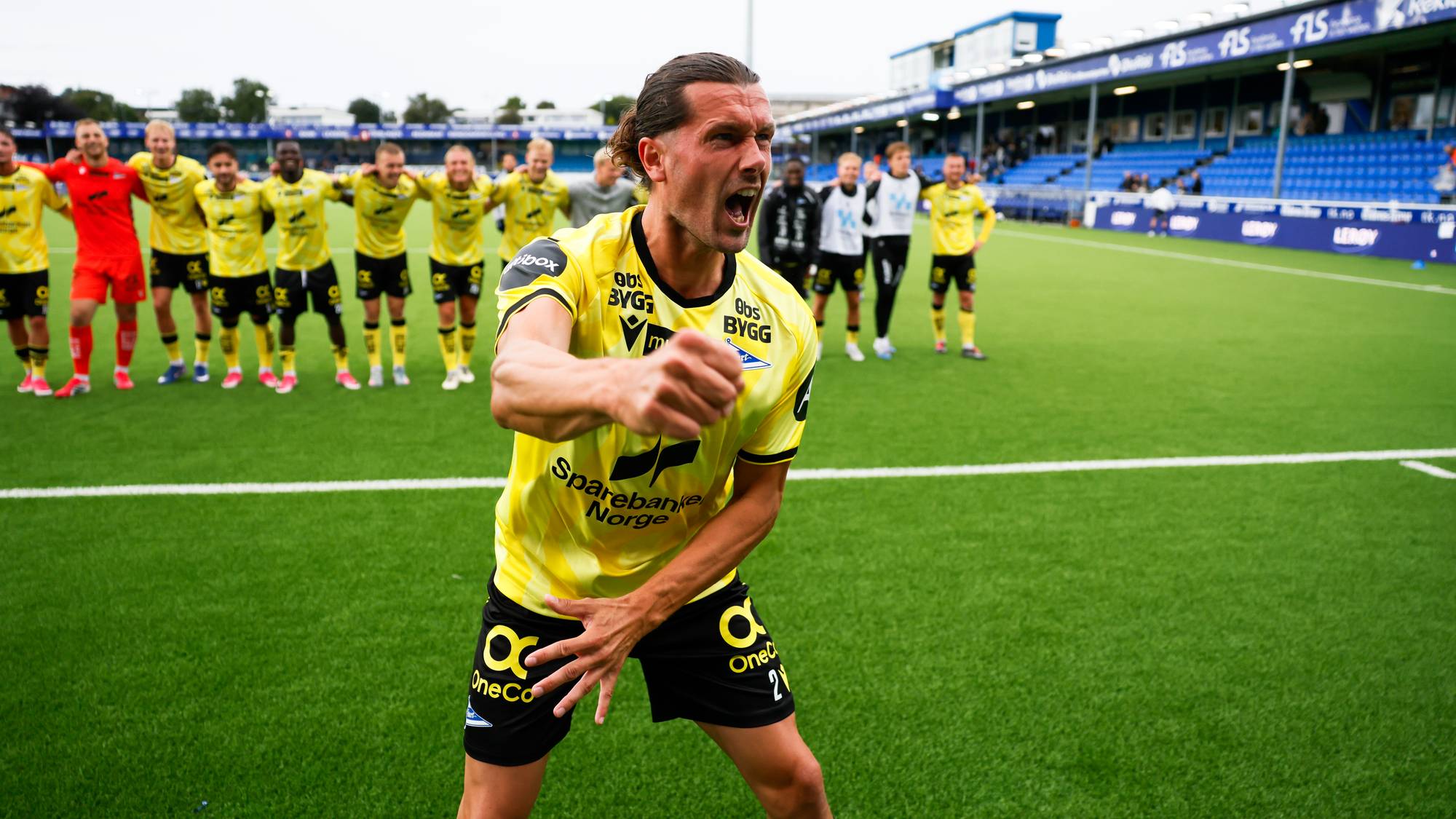 Starts Fredrik Pålerud jubler etter eliteseriekampen i fotball mellom Kristiansund ballklubb og Start på Nordmøre stadion. 