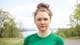 Annika Byrde / NTB Kvinne med håret i en toppknute ser mot kamera. Hun har på seg en grønn genser. I bakgrunnen er det trær og vann. (Bildebeskrivelsen er laget av en KI-tjeneste)
