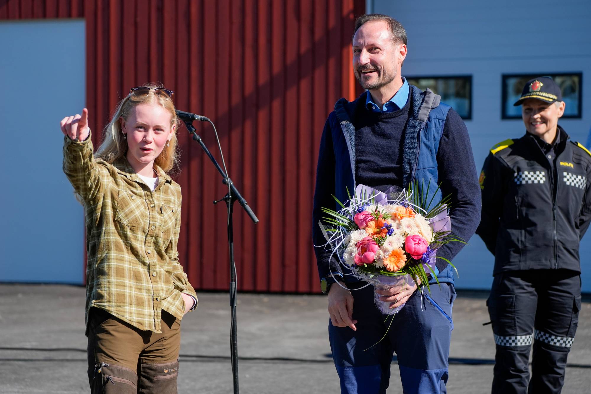 Kronprins Haakon åpner Kjelle-engene våtmark og får en blomsterbukett ved ankomst.