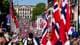 Foto: Javad Parsa / NTB en gruppe mennesker som holder flagg