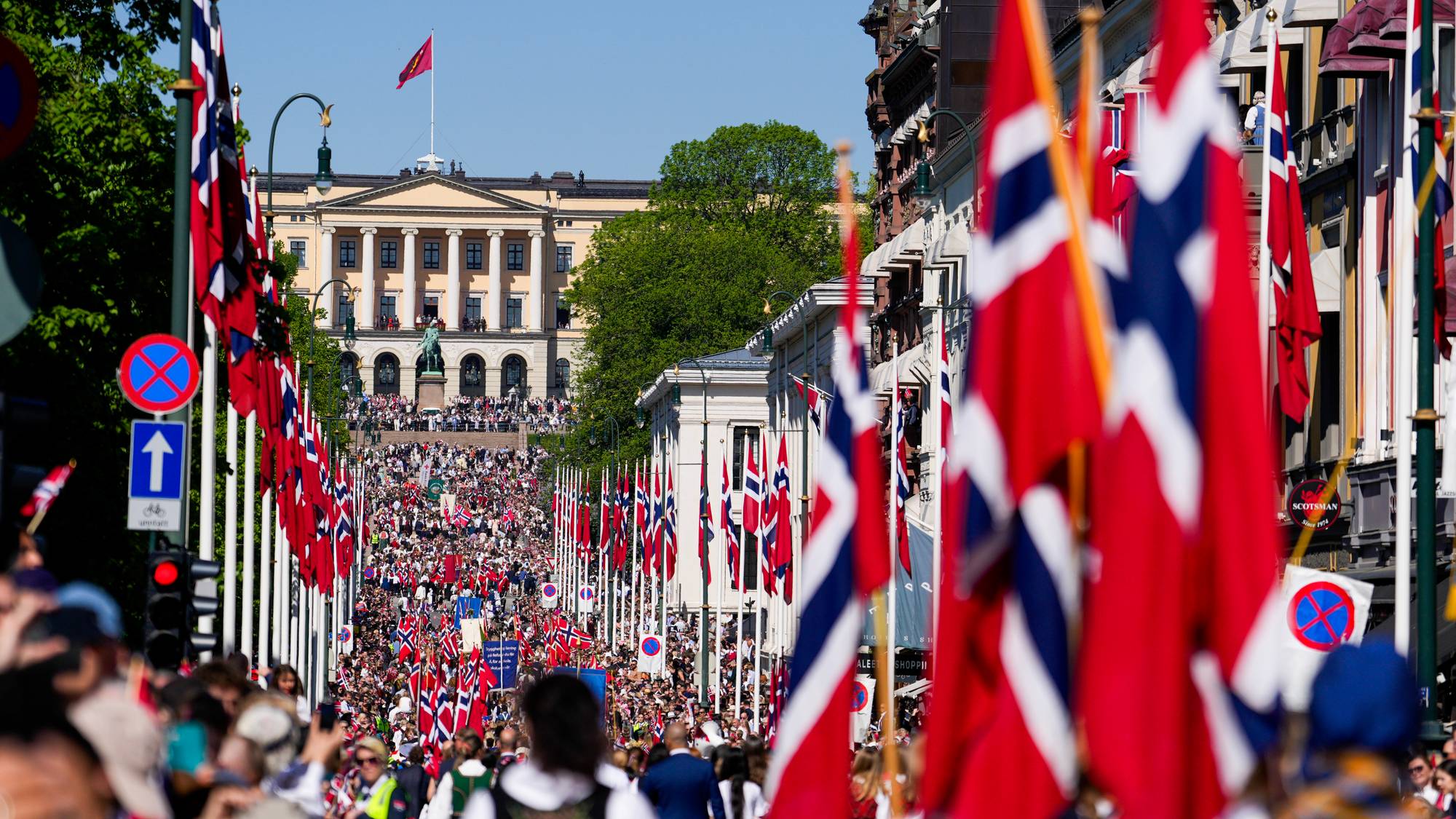 Barnetoget går opp Karl Johans gate under 17.mai-feiringen i Oslo.