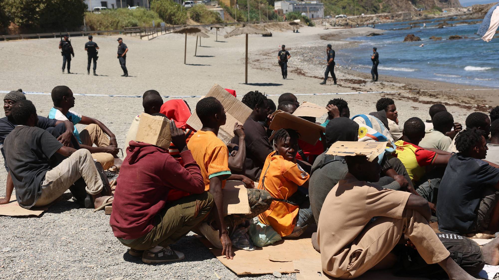 Migranter venter på stranden i Ceuta