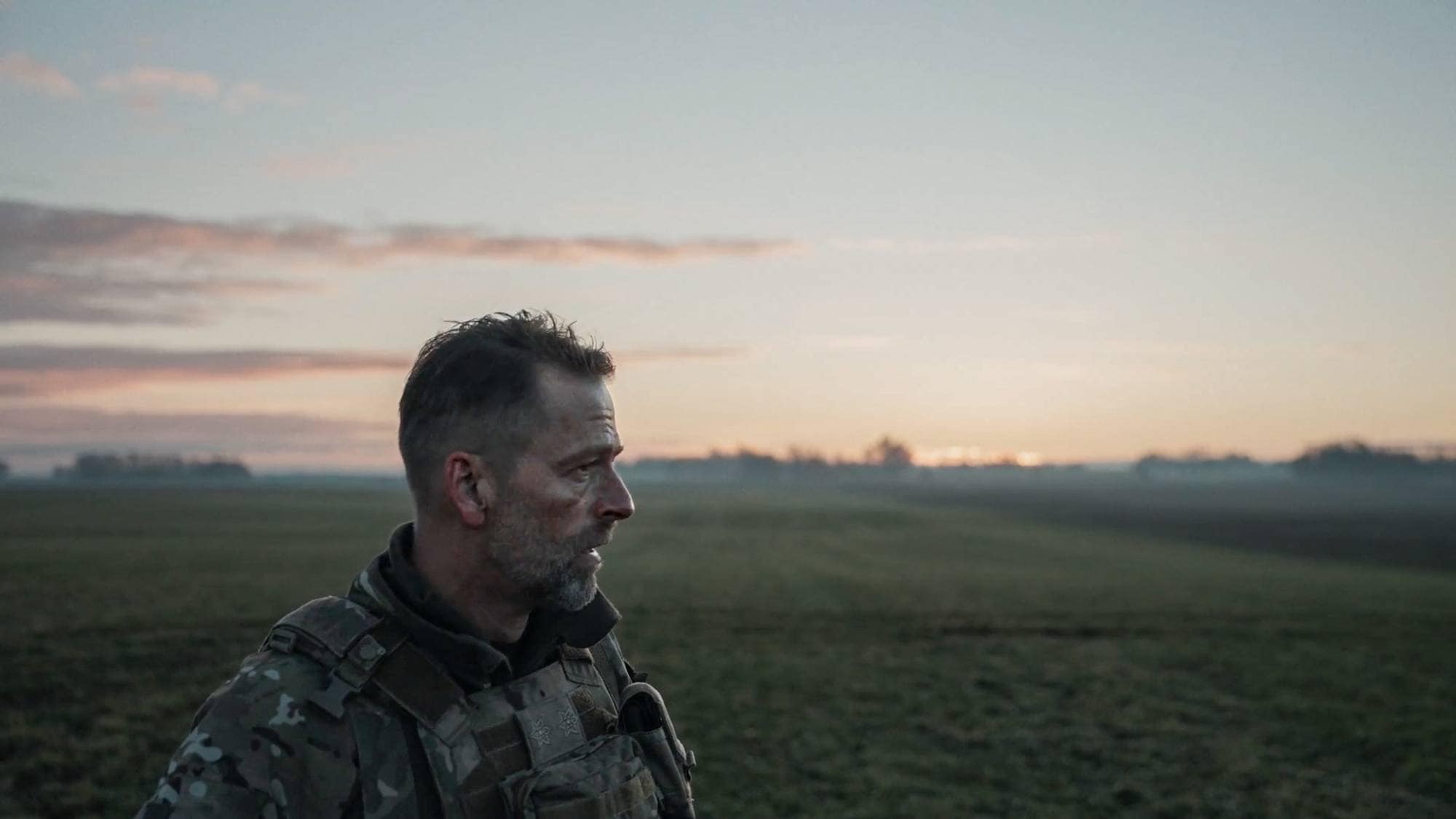 Generalmajor Brian Nissen står i Suwalki-korridoren. Det er et åpent sletteområde i skumring.