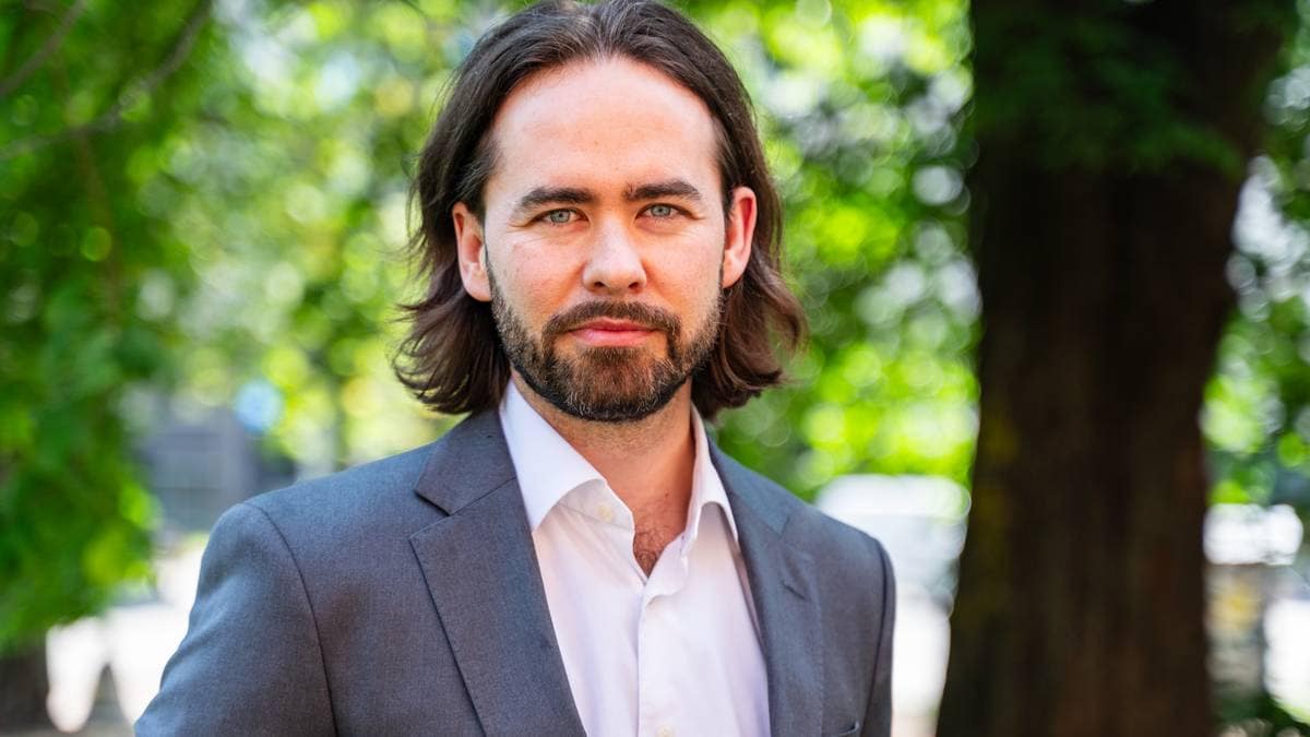 – Du må ringe 113, han er stukket!